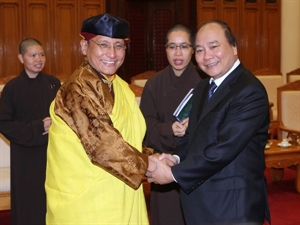 Le vice-Premier ministre Nguyễn Xuân Phúc Sa Sainteté le 12e Gyalwang Drukpa, chef spirituel de la Lignée Drukpa au Népal. (Photo: Phuong Hoa/VNA)