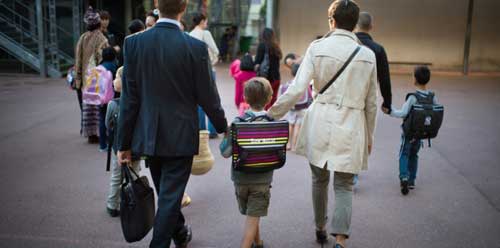 Des parents emmènent leurs enfants à l'école en septembre 2013. (AFP/MARTIN BUREAU)