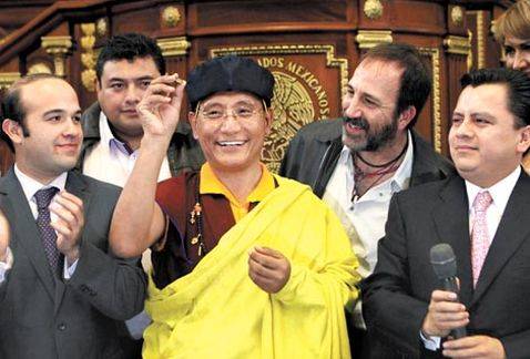 Los asistentes a la Asamblea Legislativa del DF acataron las indicaciones de la técnica impartida por el monje budista Gyalwang Drukpa. (Milenio)