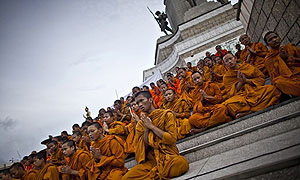 Thailand-monks-behav.jpg