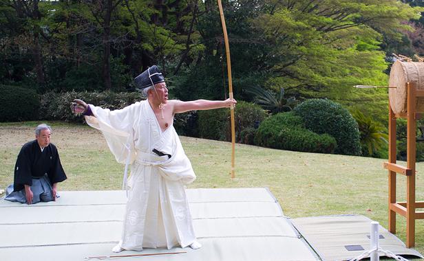 Démonstration de kyudo à l'ambassade de France à Tokyo, le 4 avril 2014. M.Cena/20 Minutes