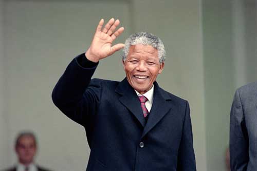 Nelson Mandela, des décédé le 5 décembre 2013. il est devenu un symbole de paix et de courage avec sa lutte pacifiste contre l'Apartheid
