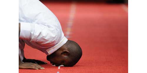Un homme prie dans une mosquée de Nantes, le 28 juin 2014 premier jour du Ramadan (c) Afp