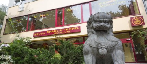 Der Shaolin-Tempel befindet sich in einem achtgeschossigen Mietshaus. Der Shaolin-Tempel befindet sich in einem achtgeschossigen Mietshaus.