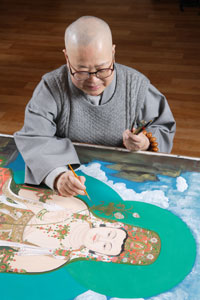 Ven. Hyedam works on a Buddhist painting in this file photo. Also the leader of the KyeTae Temple in Sokcho, Gangwon Province, Ven. Hyedam specializes in producing Buddhist paintings from the Goryeo Kingdom (918-1392).