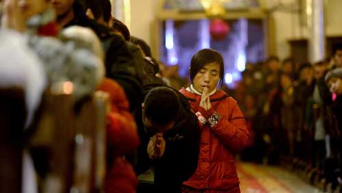 Des chrétiens chinois célèbrent Noël dans une église catholique de Pékin, le 25 décembre 2012.