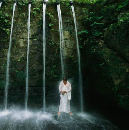 Dans le  Temple Oiwasan Nissekiji à Toyama, JaponMéditation Shingon sous les chutes d'eau, ou takigyo, pour concentrer l'esprit et développer l'éveil