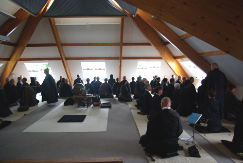 Zazen pendant l'Ango, retraite d'été au nord de la France en 2011.