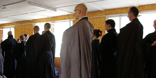Kinhin, marche silencieuse entre deux zazen lors d'une sesshin de 7 jours en Allemagne. Kinhin, marche silencieuse entre deux zazen lors d'une sesshin de 7 jours en Allemagne.