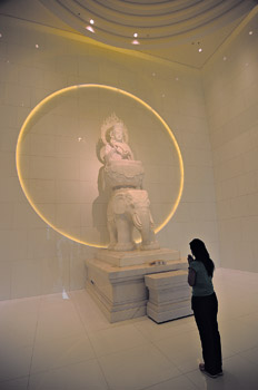 En el Gran Hall de la Iluminación, la blancura del ambiente es una metáfora de la pureza.