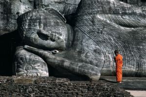Imagen de Buda reclinado en Polonnaruwa (una de las antiguas capitales de Sri Lanka), con las líneas de los pliegues de la túnica talladas armoniosamente en la roca. / STEVE McCURRY