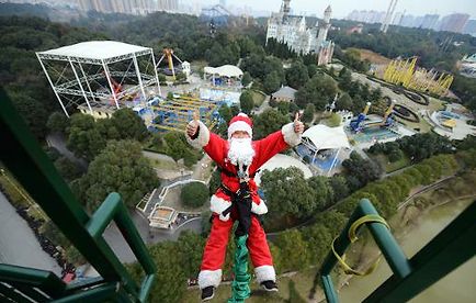 Un homme déguisé en père Noël saute à l'élastique le 18 décembre 2014 à Changsha, dans la province du Hunan dans le centre de la Chine © AFP