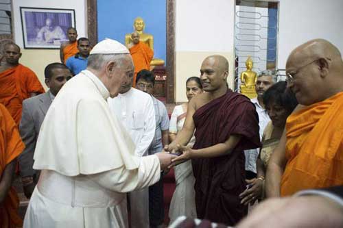 Le pape saluant des moines boudhistes à Madhu. Osservatore Romano/Reuters