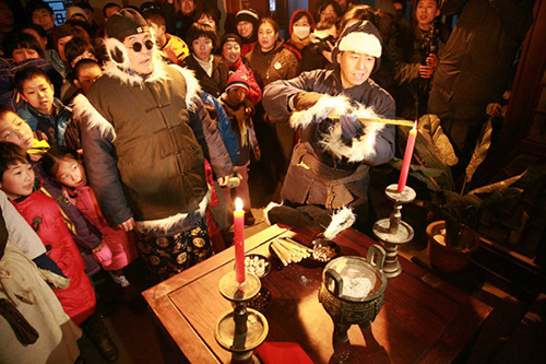 Photo d'archives montrant des personnes assistant à un offrande au Dieu Cuisine à Shenyang, la capitale de la province de Liaoning (nord de la Chine), le 17 janvier 2009. [Photo : Huang Jinhun]