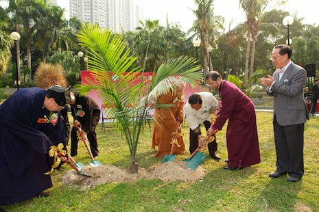 Les six responsables religieux plantent un arbre en 2008, en symbole de leur action commune pour l’environnement.