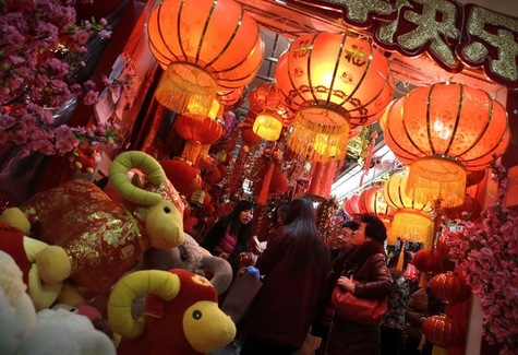 Des chinois s’ appretent à célébrer l’année de la chévre sur un marché de Pékin, le 12 février.