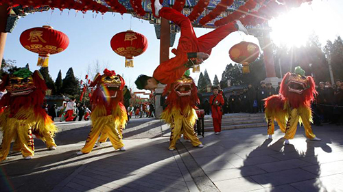 Tänzer in traditionellen Gewändern begrüßen zum chinesischen Neujahrsfest in Peking das neue Jahr, das im Tierzeichen der Ziege oder des Schafs steht, je nach Übersetzung