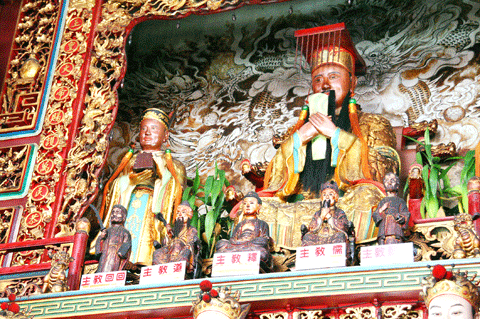 Statues of the “founders of five religions” stand in front of a large statue of the Jade Emperor, the Taoist ruler of the Heaven, at Tiantai Baogong in Chaojhou Township, Pingtung County — from left to right: Mohammed, Laozi, Buddha, Confucius and Jesus