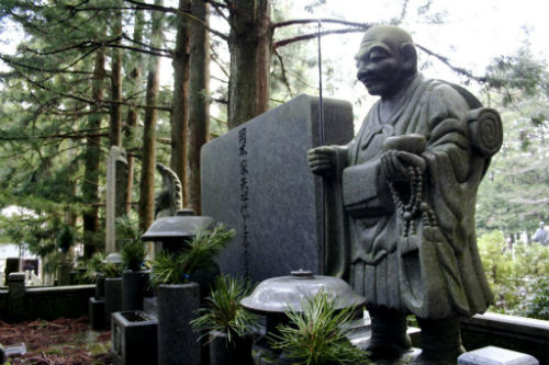 Une statue dans le cimetière de Oku no in (source : BradBeattie) Une statue dans le cimetière de Oku no in (source : BradBeattie)