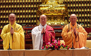 Venerable Master Kim Moo Won – the Abbot of Sam Kwang Temple (Korea), Venerable Thich Thien Thuan – the Abbot of Chuyen Tu Monastery (Vietnam), Venerable Thich Hanh Bao – the Abbot of Lien Tam Temple (Finland) making offerings and prayers for happiness of all beings.