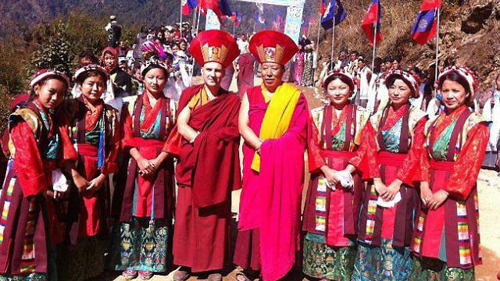 Jigmé Thrinlé Gyatso (4e en partant de la gauche), au Népal, avec un ami moine et les danseuses tibétaines. |