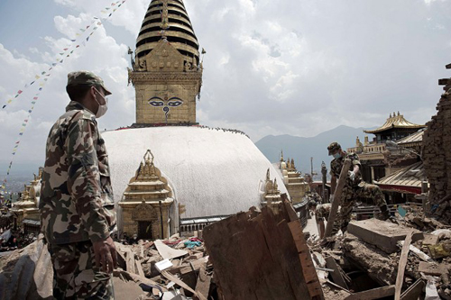Le site du temple Swayambunath, ou «temple des singes», a été détruit à 70%. Photo Nicolas Asfouri, AFP