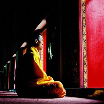 Moine bouddhiste en méditation