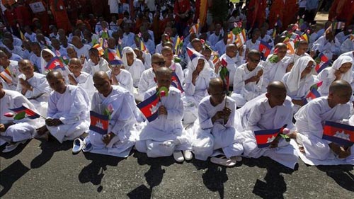 Miles de monjes rinden tributo al rey de Camboya por promover el budismo