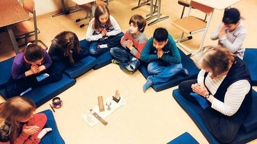 Meditativ. Buddhismus-Lehrerin Renate Noack und ihre Schüler. - Foto: Luisa Jacobs