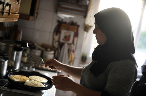 Une femme prépare la nourriture pour la rupture nocturne du jeûne, le 18 septembre 2009 à Mulhouse. SEBASTIEN BOZON / AFP