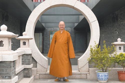 Maestro budista ilumina pero con tecnología