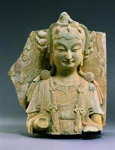 Buste de Bodhisattva. Grès avec des traces de polychromie. Wei du Nord
