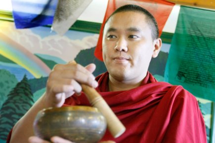 Des moines tibétains viennent régulièrement en tournée au Canada pour partager leur foi et amasser des dons. Ils étaient cinq en visite à Gatineau, ce week-end, à amasser des fonds pour continuer la construction d'un monastère bouddhiste dans le sud de l'Inde.