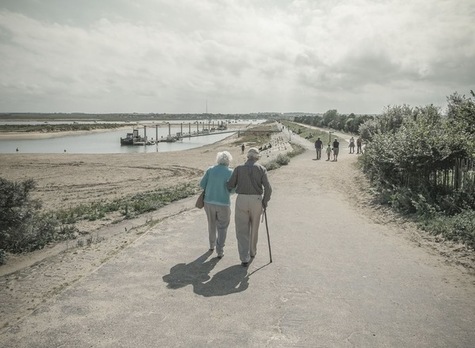 Aider les personnes âgées à réaliser leurs rêves, cela peut être aussi simple qu’une promenade sur la plage.