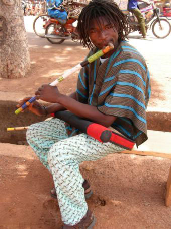 Lasso, le flûtiste bwaba, originaire dune famille de griots de l’ouest du Burkina.