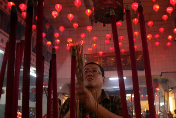 Un jeune homme prie dans un temple chinois à Medan, dans le nord de Sumatra, le 26 janvier.