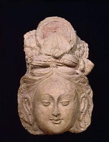 Tête monumentale de Bodhisattva. Sculpture, terre. Paris, musée Guimet