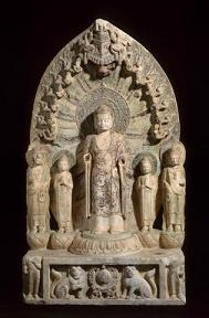 Stèle votive bouddhique, 550-577 ap. J.-C.. Vue de face de Buddha Cakyamuni debout sur une fleur de lotus entre deux disciples et deux boddhitsattva. Paris, musée Guimet