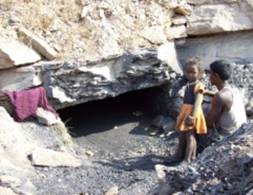 Ce mineur, accompagné de sa petite fille, passe entre 10 et 12 heures par jour au fond de ce tunnel.