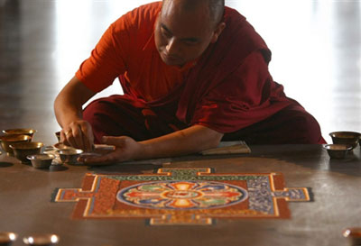 Un moine bouddhiste réalise un mandala au cours de l'exposition «Au pays du dragon. Arts sacrés du Bhoutan», au musée Guimet, à Paris. La plupart des pièces présentées sont des objets de culte :  le gouvernement royal du Bhoutan a donc demandé que deux moines accompagnent l'exposition.