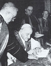 Jean XXIII signant Pacem in Terris