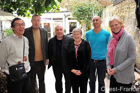 De gauche à droite : Stéphane Girardot (catholique), Jean-Pierre Letanche (protestant), Pascal Lamour (druide), Laura Hillman (anglicane),Sylvain Gouret (bouddhiste), Béatrix Brémond (orthodoxe). Manquent sur la photo : Jean-Claude Guez (juif) et Nabil Moudila (musulman). Marc Ollivier