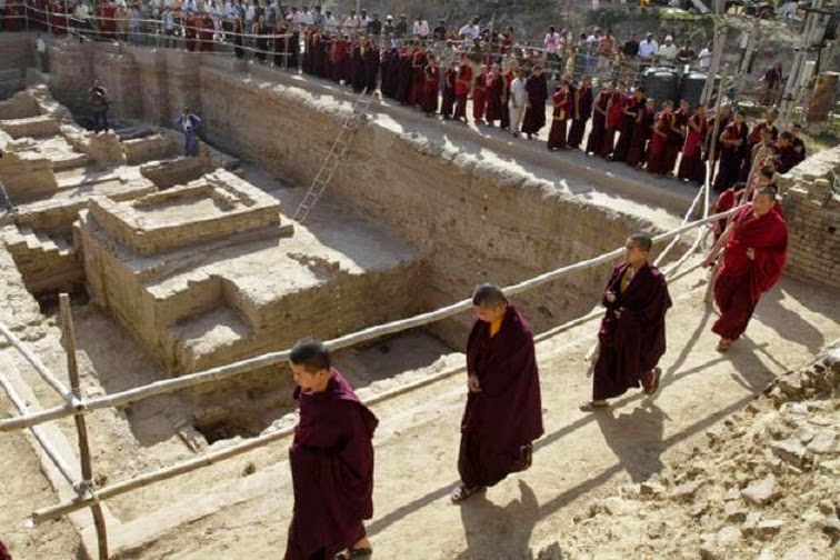 monks_vadnagar.jpg