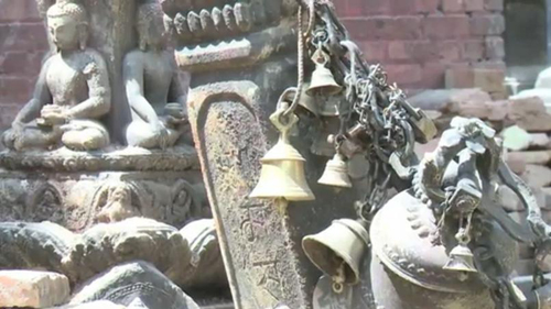 VIDÉO - Le temple Swayambunath construit sur une colline verdoyante de Katmandou n'a pas été épargné par le séisme. Les chercheurs sont déjà sur place pour inventorier ce qui reste et éviter que des pièces disparaissent.