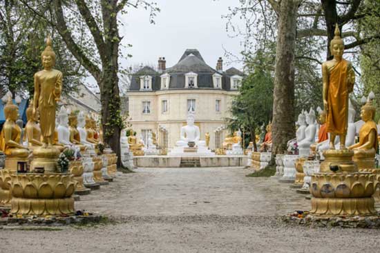 A Moissy-Cramayel (Seine-et-Marne), le château de Lugny a été racheté en 2000 par l’Association internationale thaïe des bouddhistes en France (AITBF) pour devenir le « Wat Thammapathip » : littéralement « temple de la lumière ». La façade XIXe siècle a disparu sous une couche de crépi jaunâtre, les huisseries ont été badigeonnées en doré et les allées du parc clos renferment quelque 200 statues de Bouddha en béton, peintes en blanc ou en doré.