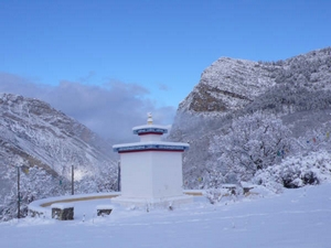 Stoupa à Nyima Dzong