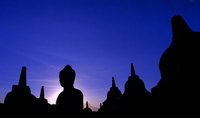 Borobudur al amanecer con perfil de Buda.