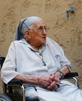 Après près d’un siècle de lutte en faveur des libertés et droits fondamentaux, Sœur Emmanuelle quitte la terre pour le ciel. Elle s’éteint à l’âge de 99 ans.