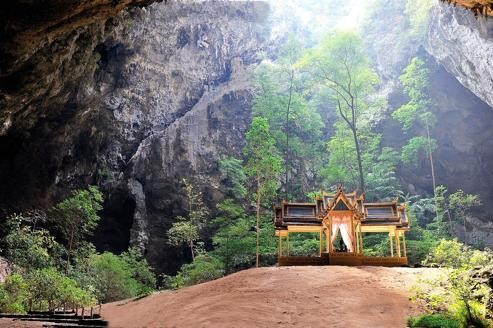 La grotte de Phraya Nakhon, cachée dans la montagne, abrite un pavillon royal transporté au XIXe siècle de Bangkok à la remande du roi Rama V.