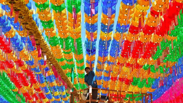 coree-du-sud-seoul-se-prepare-feter-lanniversaire-de-bouddha.jpg